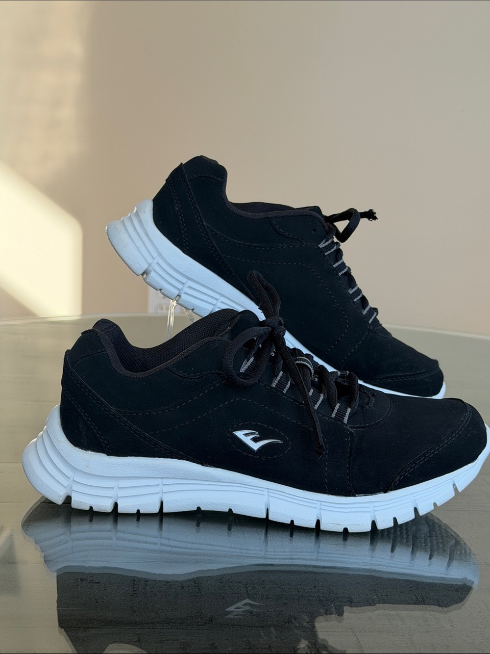 Everlast Black and White Athletic Sneakers. Womens‎ size 7. Have velvet feel